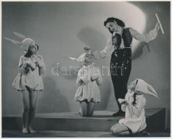 cca 1935-1940 Leichtner Erzsébet vintage fotója Szentpál Olga gyermek tánccsoportjának tagjairól, pecséttel jelzett, 11,5x14,5 cm