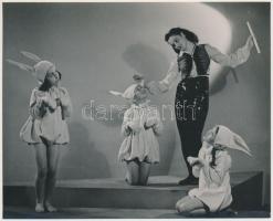 cca 1935-1940 Leichtner Erzsébet vintage fotója Szentpál Olga gyermek tánccsoportjának tagjairól, pecséttel jelzett, 11,5x14,5 cm