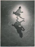 cca 1936 Szendrő István (1908-2000): Jégtánc, jelzés nélküli vintage fotóművészeti alkotás a szerző hagyatékából, 23x17 cm / cca 1936 István Szendrő(1908-2000): Figure scating, vintage photo without artist's stamp, 23x17 cm