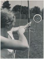 cca 1943 Íjász, németül feliratozott vintage fotó, publikálva a Tolnai Világlapja 1943/49. számában, 23x17,5 cm