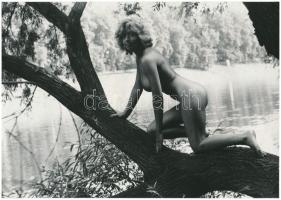 cca 1976 Párductermetű lány, finoman erotikus vintage fotó, 21x30 cm / erotic photo, 21x30 cm