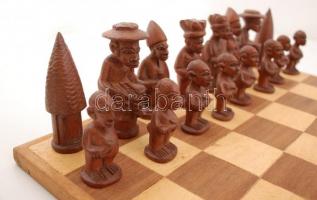 Sakk készlet fa táblával, faragott, festett fa figurákkal, 42×42 cm, figurák m:7-10 cm