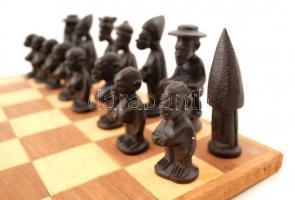 Sakk készlet fa táblával, faragott, festett fa figurákkal, 42×42 cm, figurák m:7-10 cm