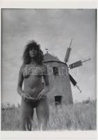 cca 1977 Őrölni volna jó, finoman erotikus fénykép, korabeli negatívról készült modern nagyítás, 18x24 cm  / erotic photo, 18x24 cm