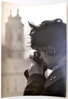 cca 1960 Réti Pál (1918-1989): Fényképező kislány, feliratozott vintage fotóművészeti alkotás, sarkain törésnyomokkal, 40x30 cm