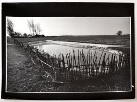 1983 Balogh István Szilárd: Alföldi tanya (Csongrád határában), pecséttel jelzett vintage fotóművészeti alkotás, lapszéli sérülés, 30x40 cm