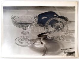 cca 1936 Pöltinger Gusztáv: Farsangi bálon, jelzés nélküli vintage fotóművészeti alkotás a szerző hagyatékából, 26x37 cm-es kép 30x40 cm-es fotópapíron