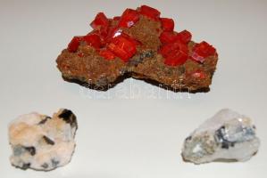 Bányavirágok 4 db klf dekoratív ásvány: realgár (arzén szulfid), sztibin