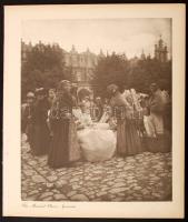 cca 1910 Brassó, piactér, vintage fotó, kasírozva, 29x24 cm, karton 34x29 cm / cca 1910 Brasov, marketplace, vintage photo, 34x29 cm