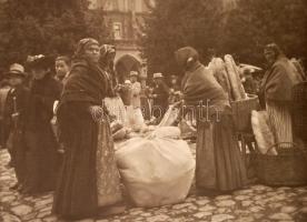 cca 1910 Brassó, piactér, vintage fotó, kasírozva, 29x24 cm, karton 34x29 cm / cca 1910 Brasov, mark...