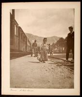 cca 1910 Bosznia, vízhordó gyermek egy vasútállomáson, vintage fotó, kasírozva, 29x24 cm, karton 34x29 cm / cca 1910 Bosnia, Little water carrier, vintage photo, 24x29 cm