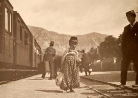 cca 1910 Bosznia, vízhordó gyermek egy vasútállomáson, vintage fotó, kasírozva, 29x24 cm, karton 34x...