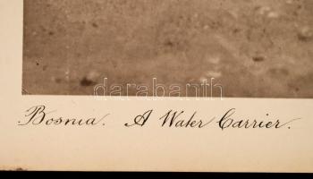 cca 1910 Bosznia, vízhordó gyermek egy vasútállomáson, vintage fotó, kasírozva, 29x24 cm, karton 34x...