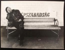 cca 1985 Budapest, Szabó László: Béke, feliratozott vintage fotóművészeti alkotás, kiállítási emlékpecséttel, a G betű felett felületi hibával, 29x40 cm