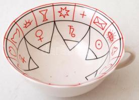 Jane Lyle: The cup of destiny. Jós pocelán csésze, csészealj, és könyv, eredeti papír dobozban.  Jós porcelán csésze és alj, matricás, jelzetlen, hibátlan. Jane Lyle: The cup of destiny. London, 2000, Conncections Book Publishing, 96 p., kiadói papírkötés, angol nyelvű.