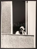 cca Zsigri Oszkár (1933-?): Tétlenül a nagyvárosban, jelzés nélküli vintage fotóművészeti alkotás a szerző hagyatékából, 40x30 cm