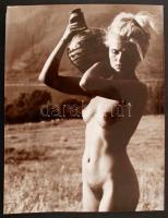 cca 1977 Vízhordó leányka aratás idején, jelzés nélküli vintage fotóművészeti alkotás, 40x30 cm / erotic photo, 40x30 cm