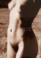 cca 1977 Vízhordó leányka aratás idején, jelzés nélküli vintage fotóművészeti alkotás, 40x30 cm / er...