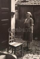cca 1960 Medgyesi László: Egy (kecskeméti) háziasszony, feliratozott vintage fotóművészeti alkotás, ...