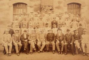 cca 1900 Kapuvár, Báró Berg Miksa hengermalma és az alkalmazottak, kasírozva, 28x38 cm