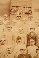 cca 1900 Kapuvár, Báró Berg Miksa hengermalma és az alkalmazottak, kasírozva, 28x38 cm