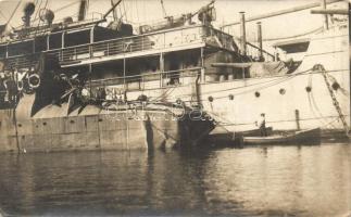 A sérült Dinara rombolóhajó az U43-mal való ütközés után az SMS Gaa mellé kötve / K.u.K. Kriegsmarine, destroyer ship in damaged condition, photo