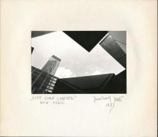 1983 Jankovszky György(1946-): New York, City Corp Center, feliratozva, aláírt, pecséttel jelzett, kartonra kasírozva, fotó: 10x14 cm, karton: 21x24 cm