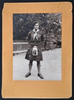 cca 1930 Skót cserkészfiú, kartonra kasírozott fotó, 23x17 cm