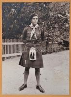 cca 1930 Skót cserkészfiú, kartonra kasírozott fotó, 23x17 cm