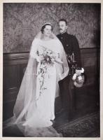 cca 1930 Katonatiszt esküvői fotója, kartonra kasírozott fotó, Beller Rezső budapesti műterméből, ka...