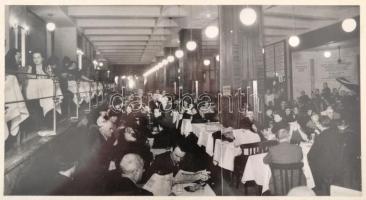 cca 1930-1940 Szálloda étterme, két részből összeillesztett fotó üvegezett keretben, fotó 12x22 cm, ...