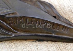 Dommisse, Johannes (1878--1955): III. Lipót belga király, fém plasztika, jelzett, fa keretben, 25×18...