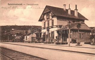 Balatonalmádi, vasútállomás. Kiadja Özv. Pethe Viktorné 697. (EK)