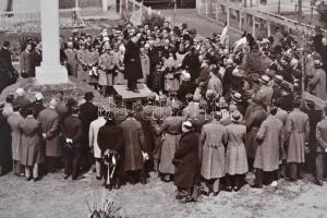 cca 1920 Hősi emlékmű avatás Szegeden, Hontis fotó kartonra kasírozva, 17x23cm