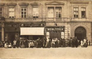 1916 Szeged, Szeptember 7-i cukor kiosztás, Meinl Gyula, Schön Zsigmond és Győri Béla üzlete, Keglovich photo