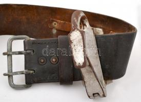 Régi tűzoltó bőr öv, fém karabinerrel és csattal, h:122 cm, sz:8 cm