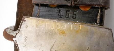 Régi tűzoltó bőr öv, fém karabinerrel és csattal, h:122 cm, sz:8 cm