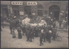 cca 1910-20 A mozgósítás Budapesten, A katonaruhák szállítása, verzón feliratozott fotó, 11x16cm