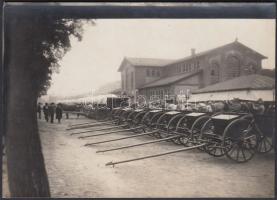cca 1910-20 A háború. Indulásra kész municióskocsik, verzón feliratozott fotó, 11x16cm