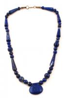 Lapis-lazuli elemekből álló nyakék, h: 50 cm, díszdobozban