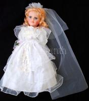 Porcelán testű baba esküvői ruhában, festett szemekkel, és arccal, jelzés nélkül, hibátlan, m: 38 cm.