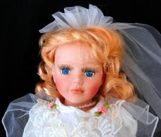 Porcelán testű baba esküvői ruhában, festett szemekkel, és arccal, jelzés nélkül, hibátlan, m: 38 cm