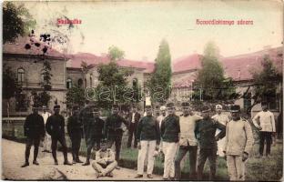 Szabadka, Subotica; Honvéd-laktanya udvara, csoportkép / military barrackks, courtyard, soldiers group picture (EK)