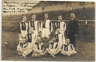 1906 Füleslabda csapat csoportkép, nyertes csapatnak járó szoborral / Tabbed ball players, group photo