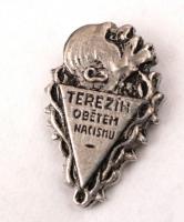 A Theresienstadti koncentrációs tábort ábrázoló képeslap, hozzá az áldozatok emlékére kiadott jelvén...