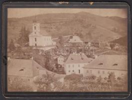 cca 1900 Kabinetfotó Selmecbányáról, a háttérben egy templommal, Baker Alajos műterme, Selmecbánya (Schemnitz), 15x11 cm.