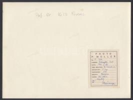 dr. Kiss Ferenc (1889-1966) anatómia professzor előadás közben. P. Müller címkével jelzett fotója. 2...
