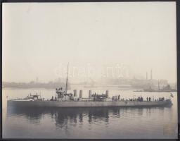 1907 SMS Huszár torpedóromboló a polai kikötőben, Alois Beer fotója. szárezpecséttel jelezve / Photo of SMS Huszar 26x21 cm