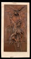 Holló Barnabás (1865 - 1917): Életmentő tűzoltó 1904. Bronz falikép, jelzett, márvány talapzaton, 30×15 cm