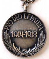 "Pro Deo et patria 1914-1918" feliratú ezüstözött medál lánccal, hátoldalán koronás kiscím...